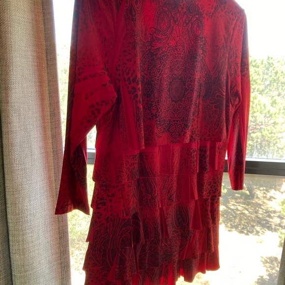 Red and black top with flattering layers - Picture 3 of 5